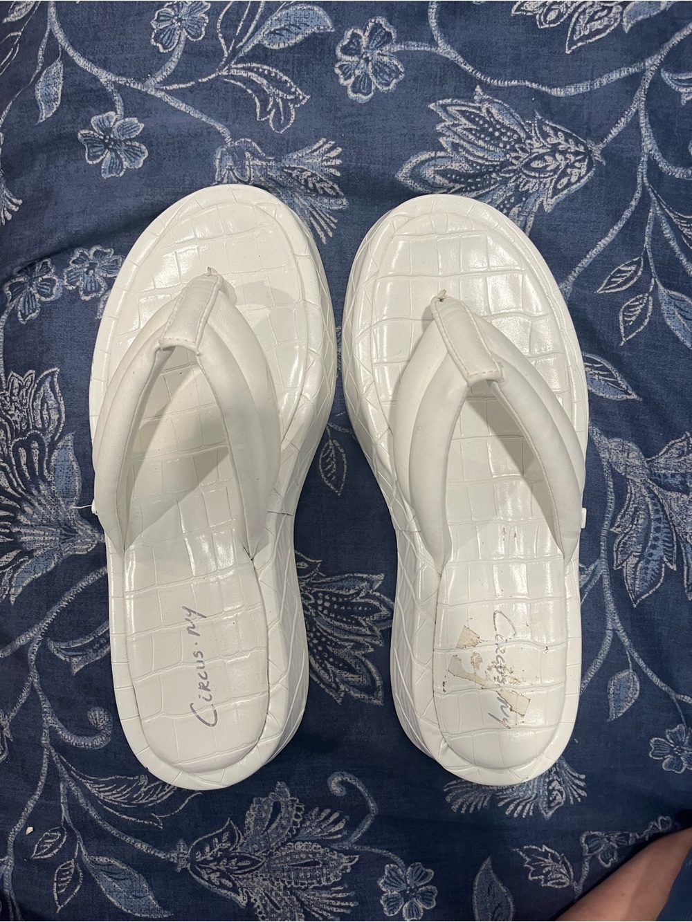 Circus by Sam Edelman size 8.5 White Croc-Texture Platform Thong Sandals